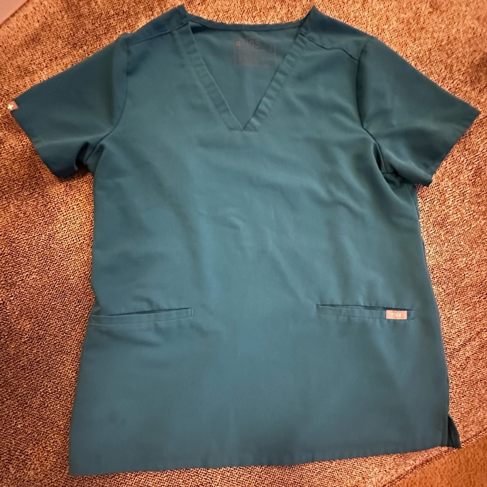 Figs 2 pocket scrub top. Medium
